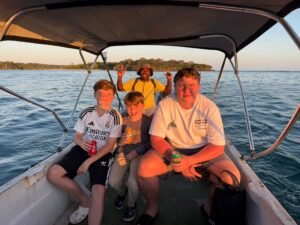 Combination tour – Dolphin siking, cave visits, fish feeding