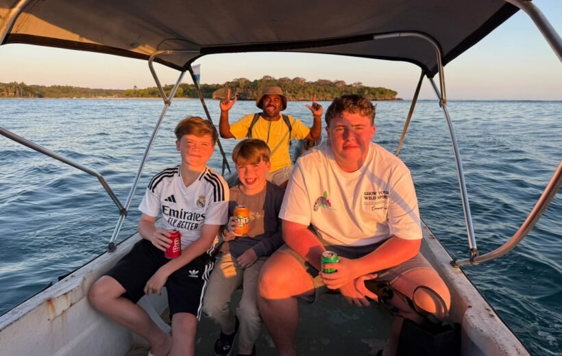 Combination tour – Dolphin siking, cave visits, fish feeding